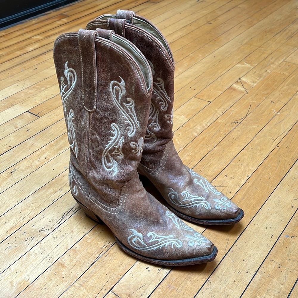 Women’s cowboy boots size 11